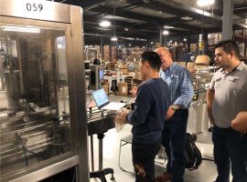 Popredajné inštalačné stroje