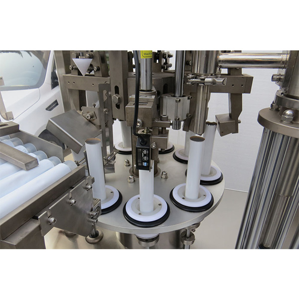 Plniaci stroj na uzatváranie mäkkých trubíc s automatickou leštičkou na obuv