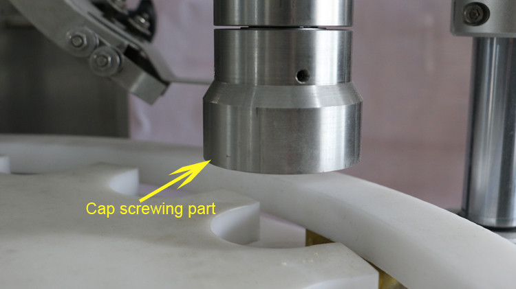 Stroj na plnenie okrúhlych fliaš s objemom 500 ml s uzáverom uzáveru a bežiacimi hviezdnymi kolesami