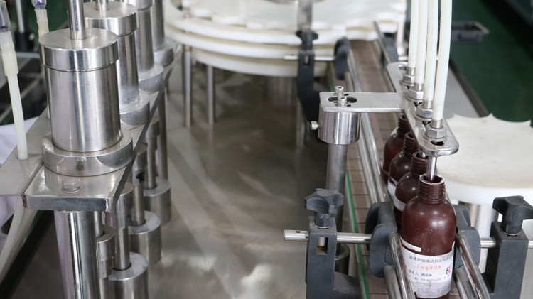 výroba 5 galón plniaceho stroja plniaci vosk plniaceho stroja sáčok na plnenie vodou zvárací stroj