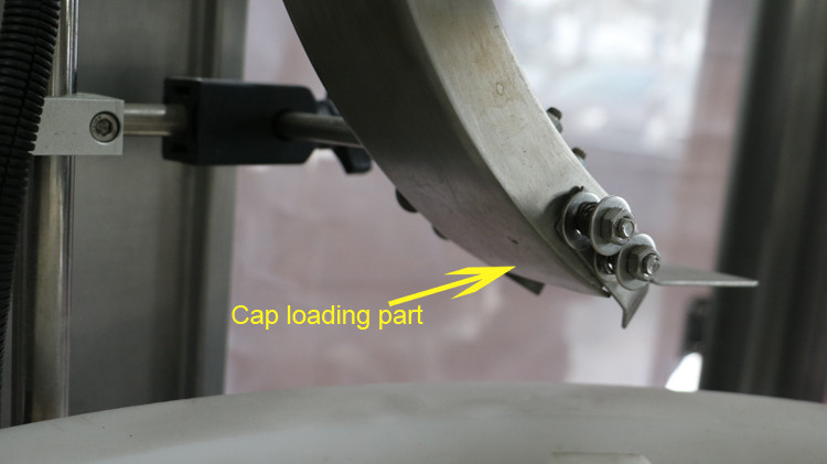 Stroj na plnenie okrúhlych fliaš s objemom 500 ml s uzáverom uzáveru a bežiacimi hviezdnymi kolesami